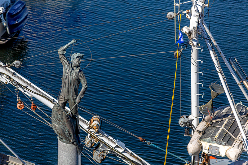 Statue of a fisherman with two fish.