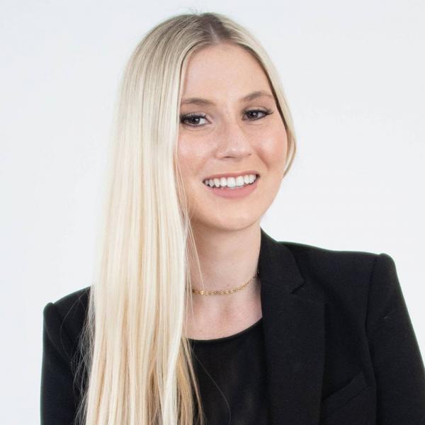Lori Lee Elliott headshot.