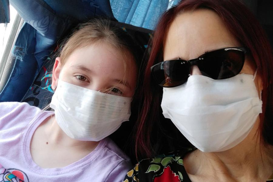 Lyn and her daughter on their flight home.