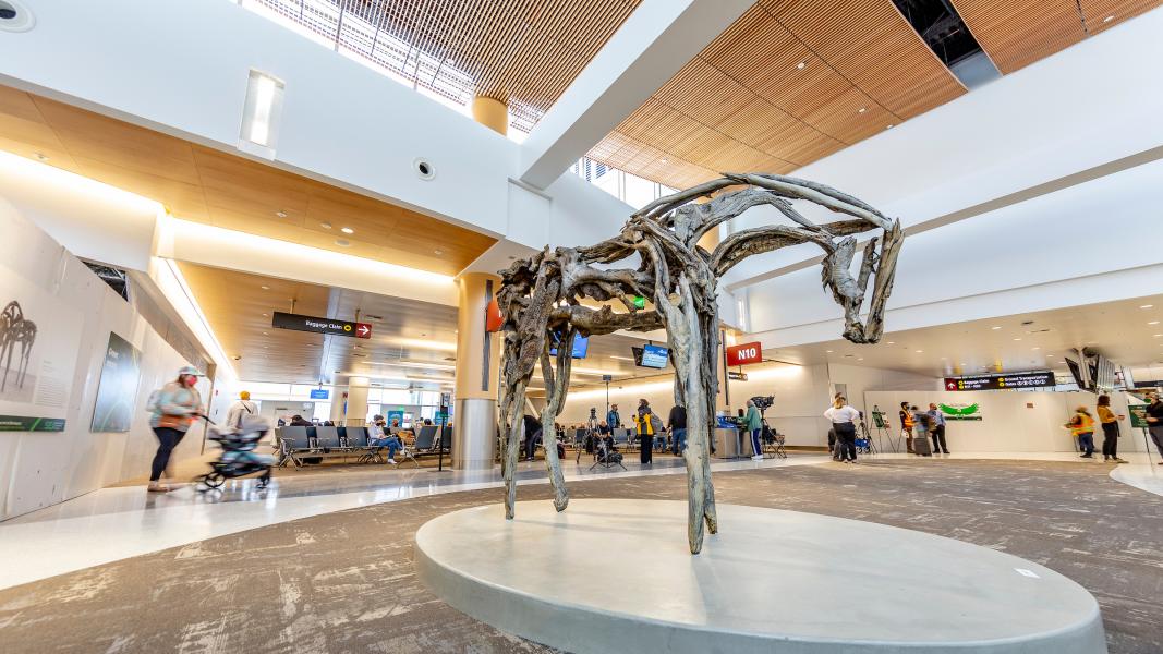 Early opening photo of Gates N9 and N10 at the North Satellite with Blackleaf sculpture.