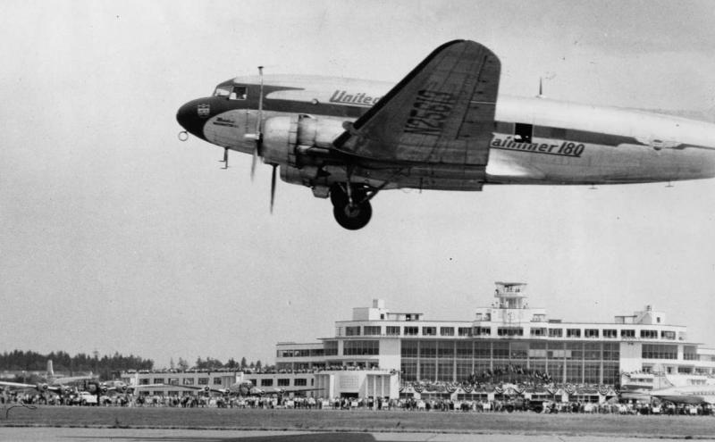 United Airlines flight landing at SEA in 1949