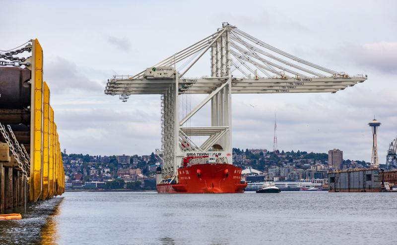 Four Super Post-Panamax Cranes arrive by ship enroute to Terminal 5