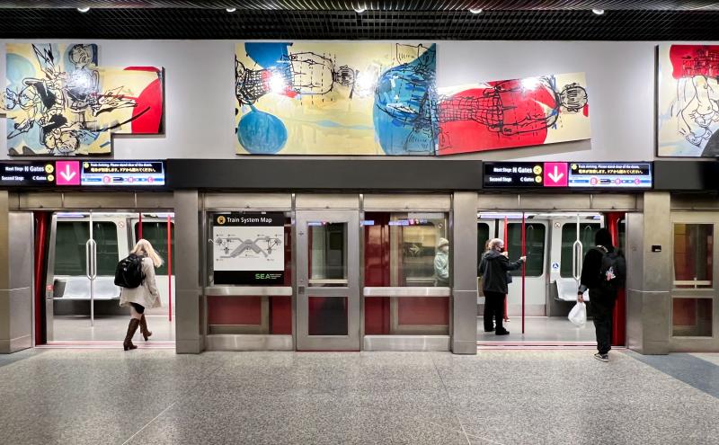 Travelor front view from the middle side showing three paintings