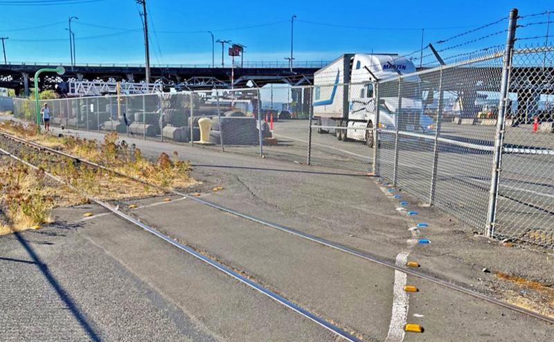 T-91 Trail crossing over rai line near Terminal 91 industrial area