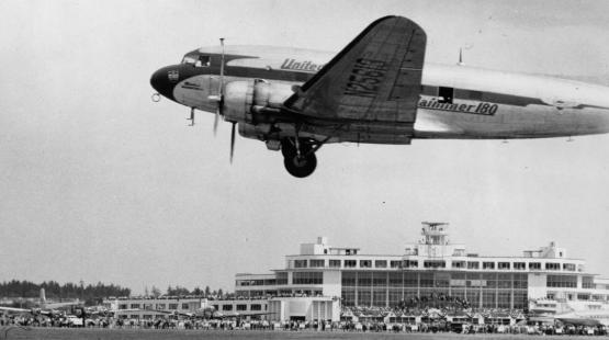 United Airlines flight landing at SEA in 1949